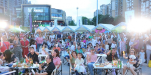 石羊街道府城社区第六届萤火集市热闹开幕，商居融合共筑和谐营商环境