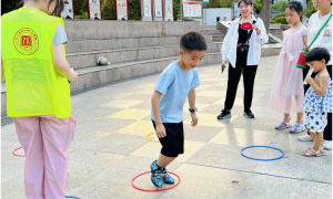 成都街道滨河花园社区“与法同行六一游园活动”受热捧